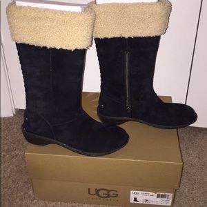 UGG Karyn w/BLK size 7